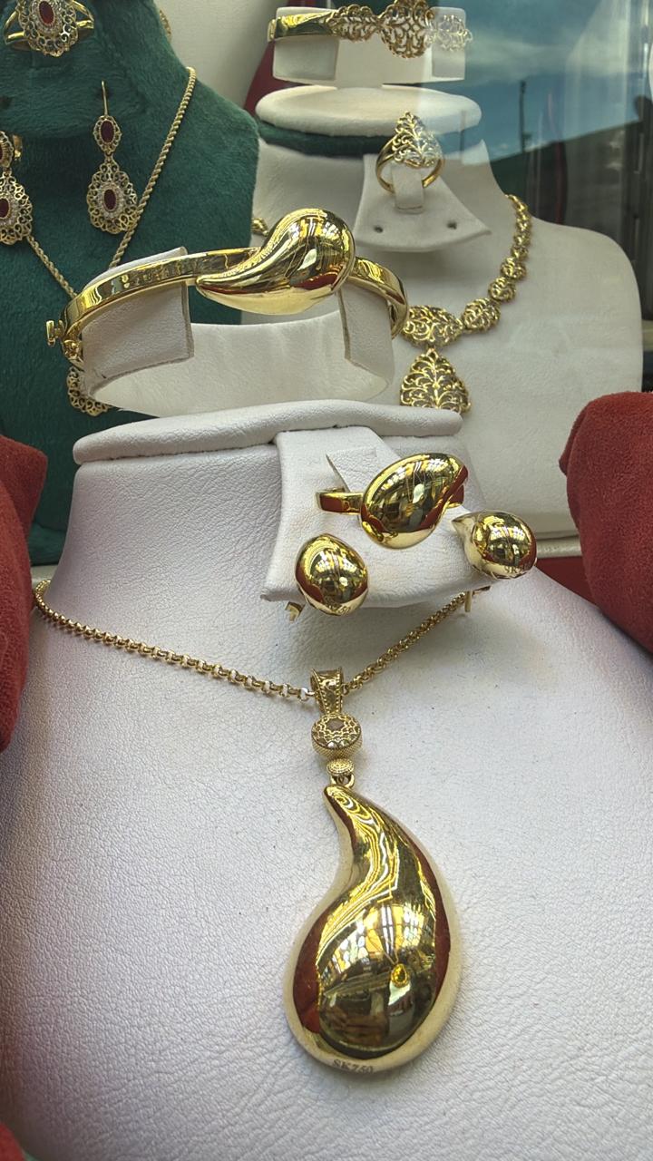 Parure or